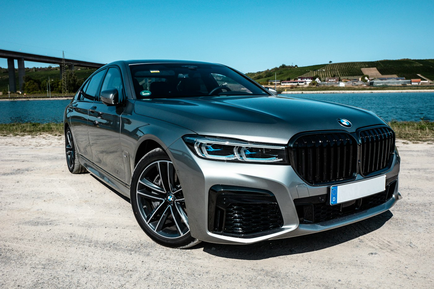 Park halindeki gri sedan otomobil